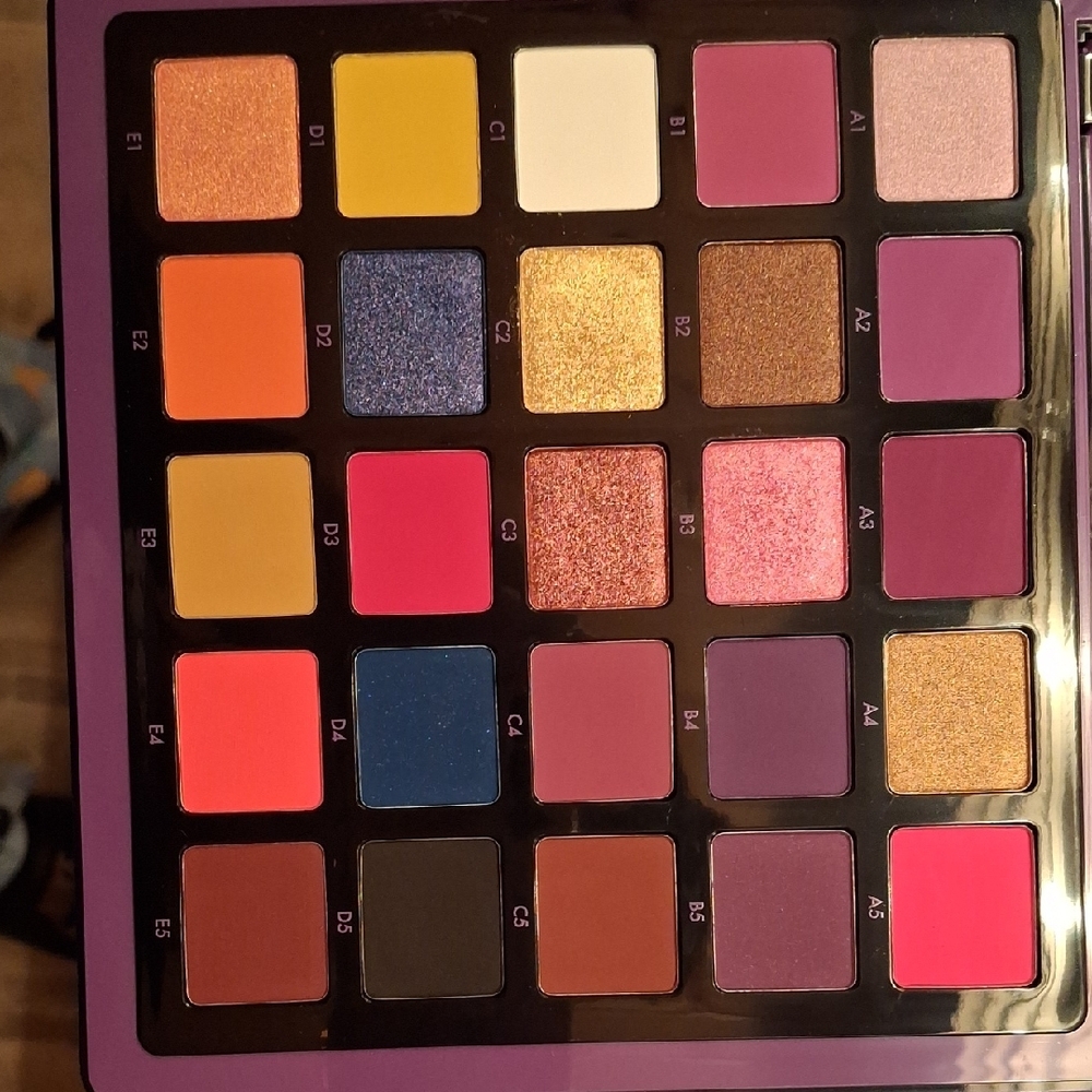 ABH Norvina Collection Eyeshadow Palette - Purple and Gold - Picture 4 of 4